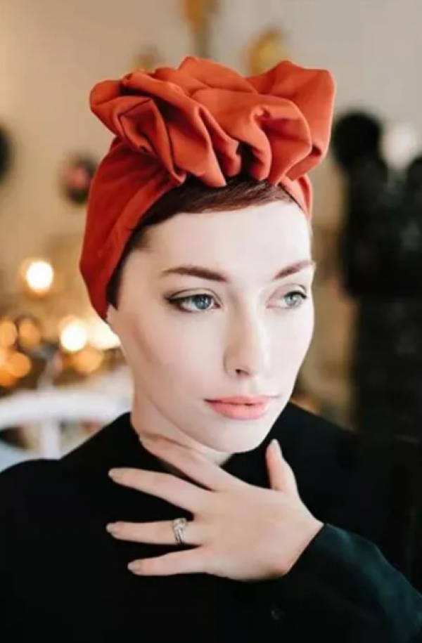 Topi Turban dengan Aksen Pita Lilit